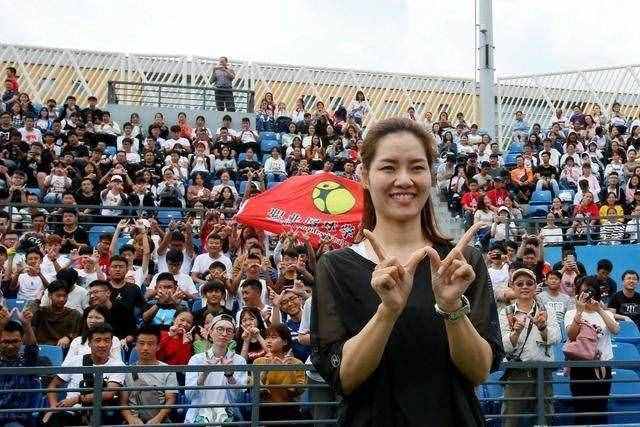 36歲李娜現(xiàn)狀：退役5年年收過(guò)億 3歲女兒以為她沒工作問(wèn)你是李娜么