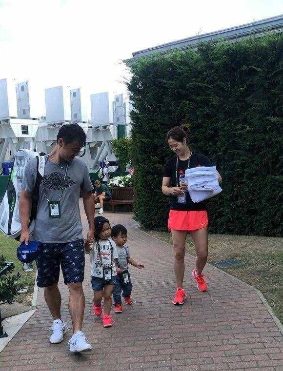 36歲李娜現(xiàn)狀：退役5年年收過(guò)億 3歲女兒以為她沒工作問(wèn)你是李娜么