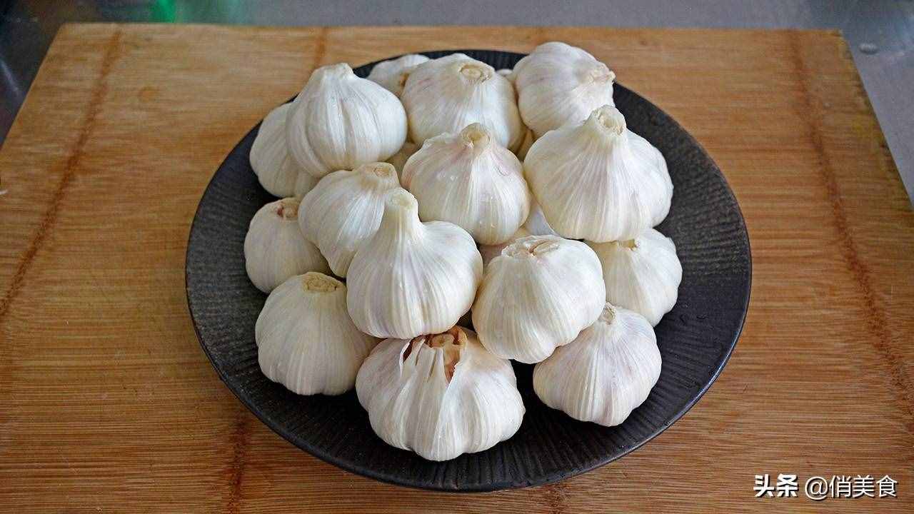 正宗糖醋蒜的腌制方法，又脆又甜超好吃，放上一年都不會壞
