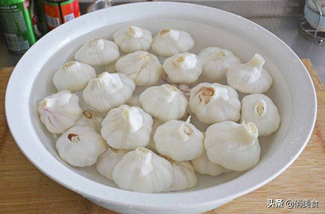 正宗糖醋蒜的腌制方法，又脆又甜超好吃，放上一年都不會壞