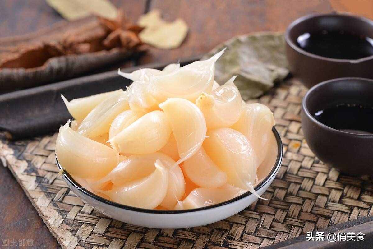 正宗糖醋蒜的腌制方法，又脆又甜超好吃，放上一年都不會壞