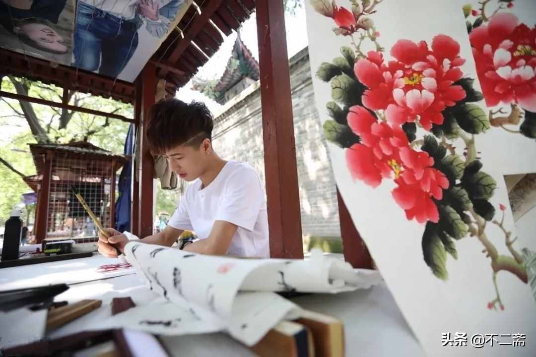 小伙子擺攤賣書畫，月入5萬，還收了5個徒弟，網(wǎng)友：人帥字畫美