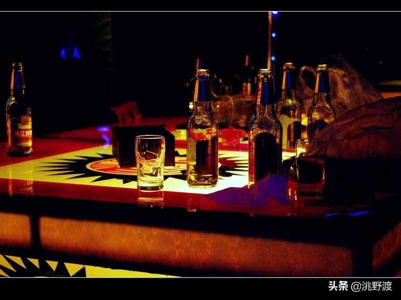 上聯(lián)：飲一杯燈紅酒綠，邀對下聯(lián)