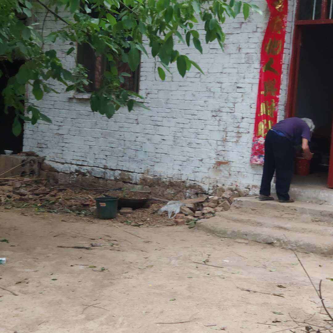 八十歲的老婦：90度彎曲行走的身體，命運(yùn)的不幸遠(yuǎn)遠(yuǎn)超出你的想象