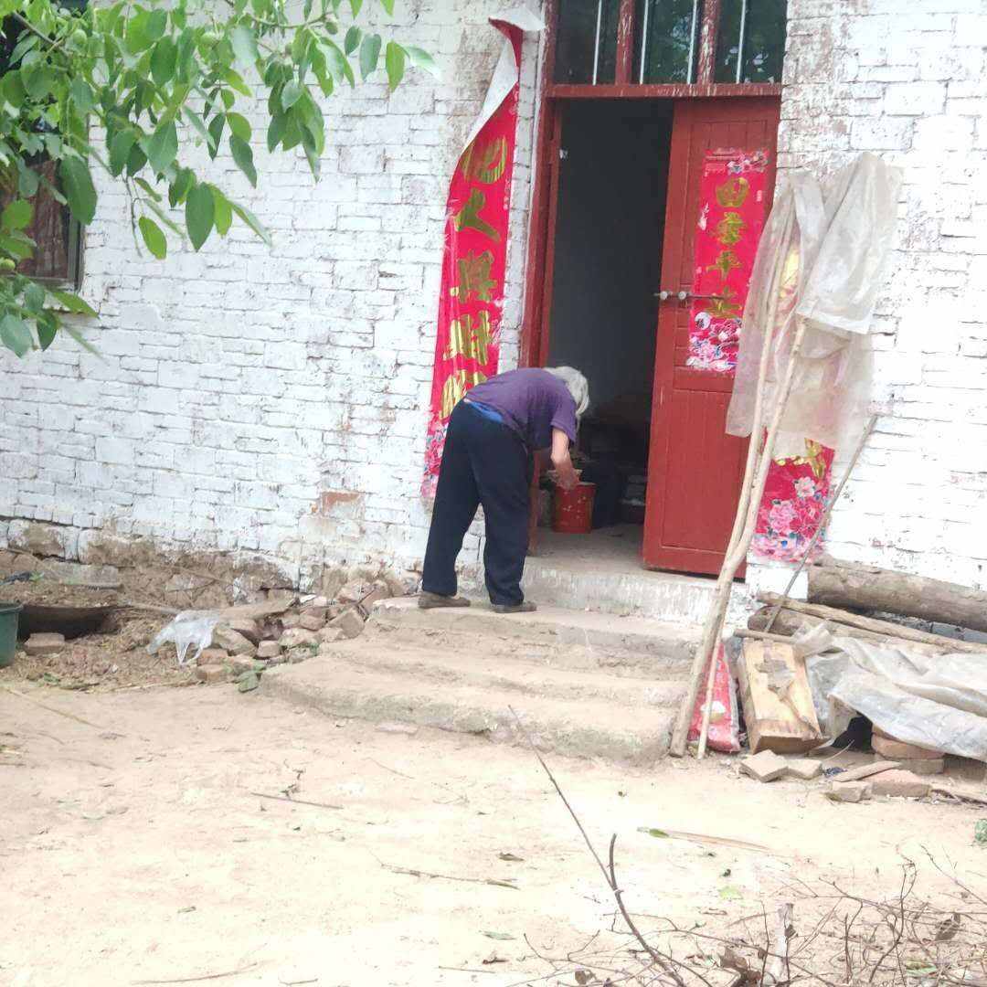 八十歲的老婦：90度彎曲行走的身體，命運(yùn)的不幸遠(yuǎn)遠(yuǎn)超出你的想象