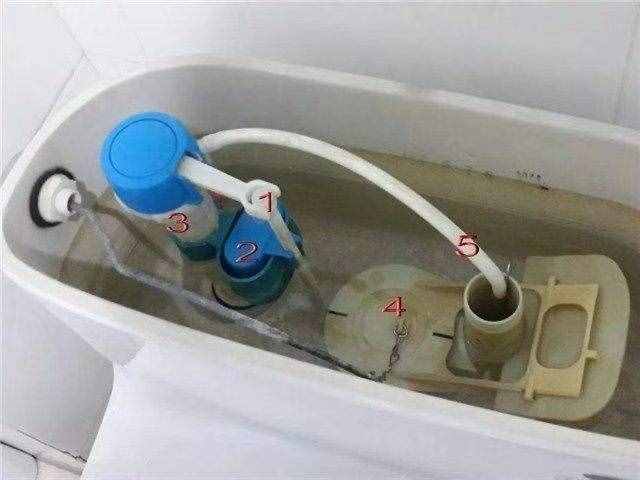麻煩！抽水馬桶水箱漏水了，找?guī)煾颠^來看看，原來是這里出了問題