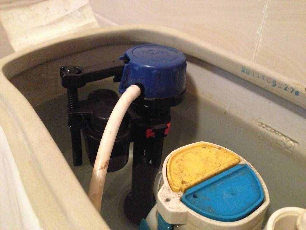 麻煩！抽水馬桶水箱漏水了，找?guī)煾颠^來看看，原來是這里出了問題
