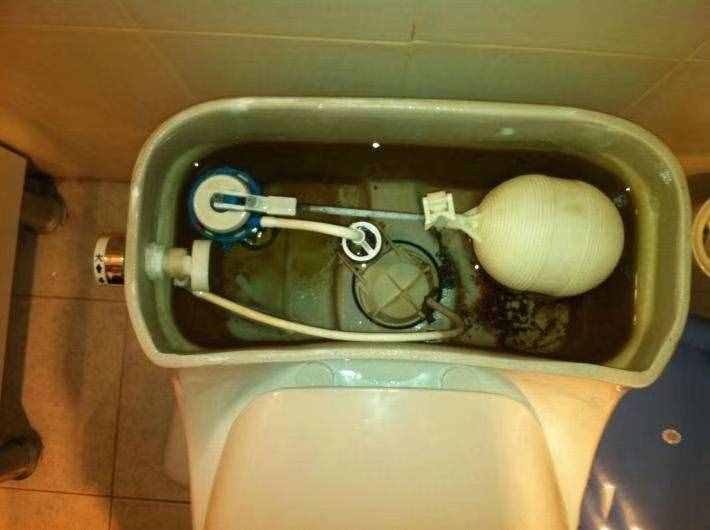 麻煩！抽水馬桶水箱漏水了，找?guī)煾颠^來看看，原來是這里出了問題