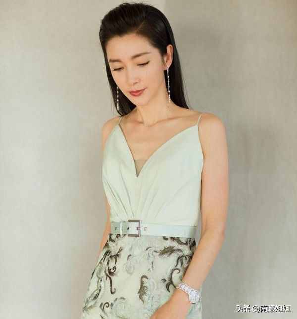 圓臉就放棄“黑長直”吧！換上這4種發(fā)型，氣質(zhì)變得更高級了
