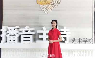 “點讀機”女孩近照曝光，卷發(fā)洋氣，從小可愛到大