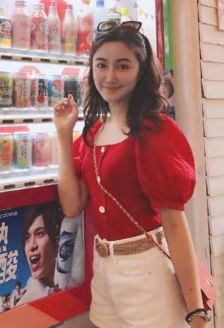 “點讀機”女孩近照曝光，卷發(fā)洋氣，從小可愛到大