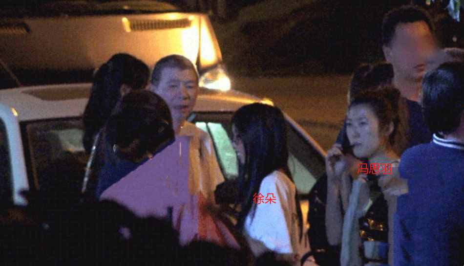 馮小剛徐帆帶兩女兒聚餐，大女兒長相酷似爸爸，養(yǎng)女顏值身材俱佳