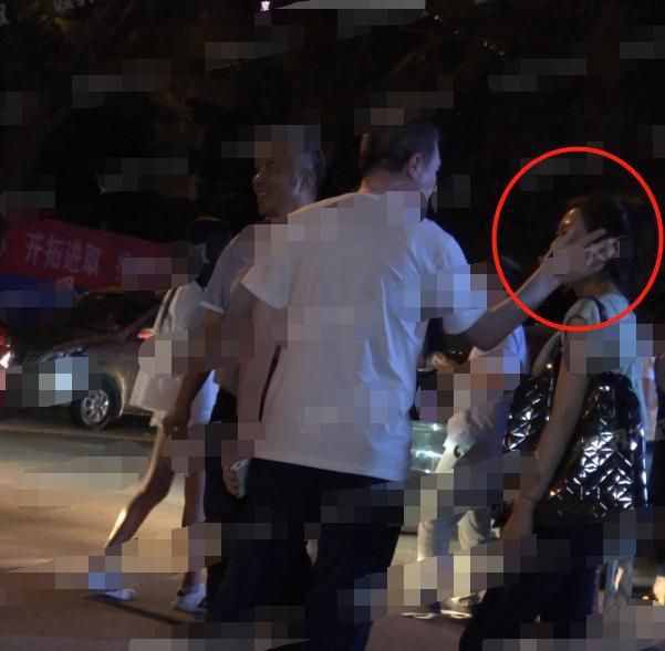 馮小剛徐帆帶兩女兒聚餐，大女兒長相酷似爸爸，養(yǎng)女顏值身材俱佳