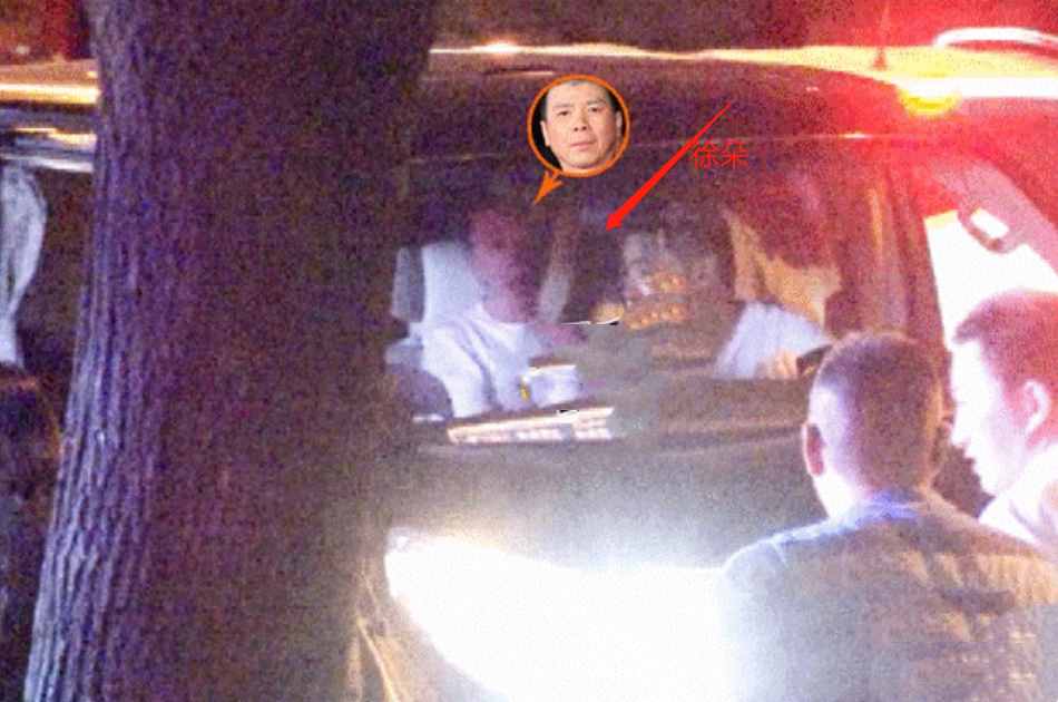 馮小剛徐帆帶兩女兒聚餐，大女兒長相酷似爸爸，養(yǎng)女顏值身材俱佳