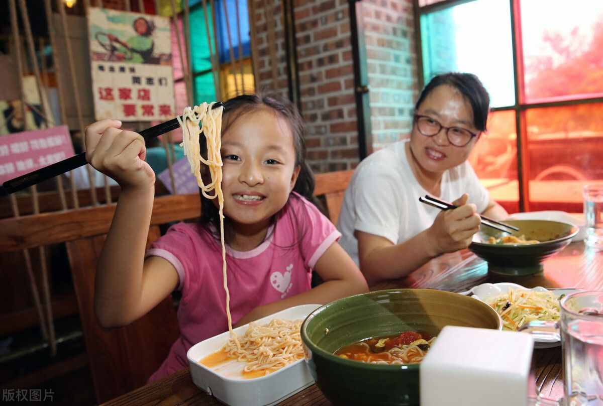 美女老板開面館，面條加飲料5元不到，卻能年賺80萬，套路真深