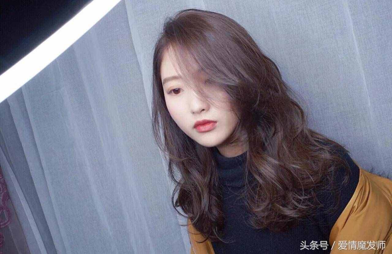 今年發(fā)型這樣燙、中長(zhǎng)卷發(fā)更耐看！