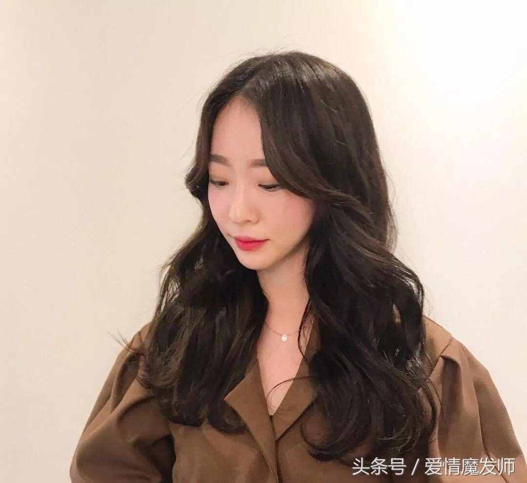今年發(fā)型這樣燙、中長(zhǎng)卷發(fā)更耐看！