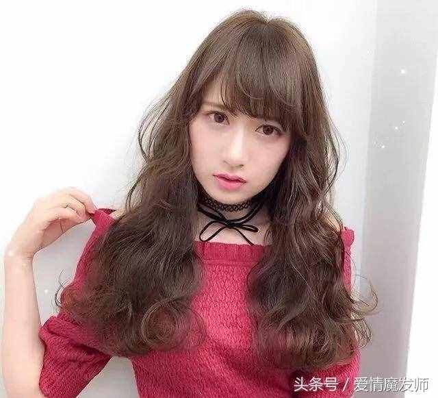 今年發(fā)型這樣燙、中長(zhǎng)卷發(fā)更耐看！