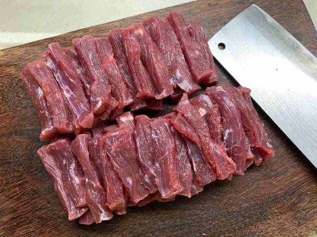 爺爺珍藏38年牛肉干配方，內蒙最專業(yè)做法，保證牛肉筋道味道香