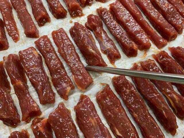 爺爺珍藏38年牛肉干配方，內蒙最專業(yè)做法，保證牛肉筋道味道香