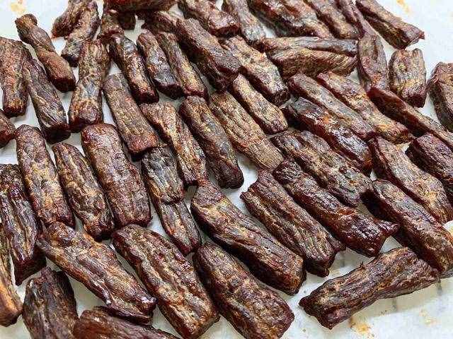 爺爺珍藏38年牛肉干配方，內蒙最專業(yè)做法，保證牛肉筋道味道香