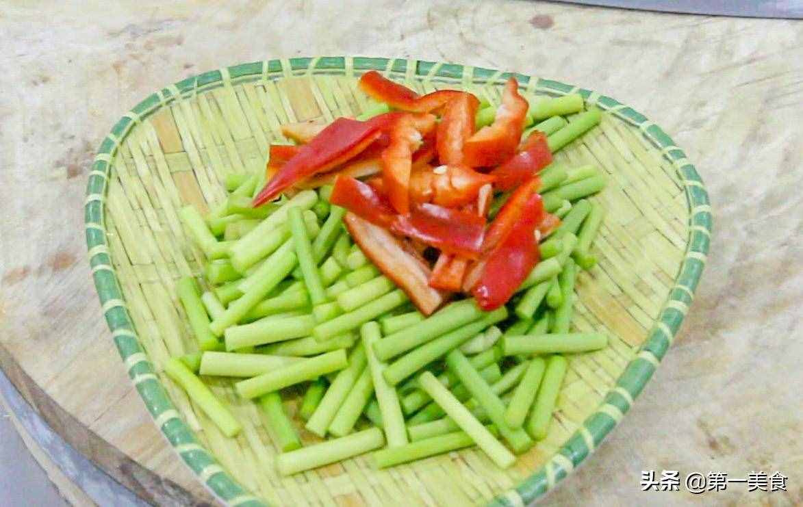 大廚教你飯店正確的蒜苔炒雞蛋，這個(gè)方法太簡(jiǎn)單了，先收藏了