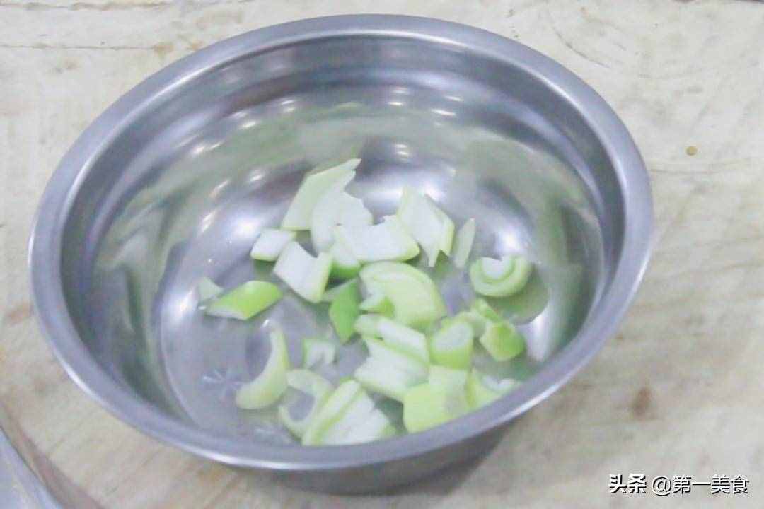 大廚教你飯店正確的蒜苔炒雞蛋，這個(gè)方法太簡(jiǎn)單了，先收藏了