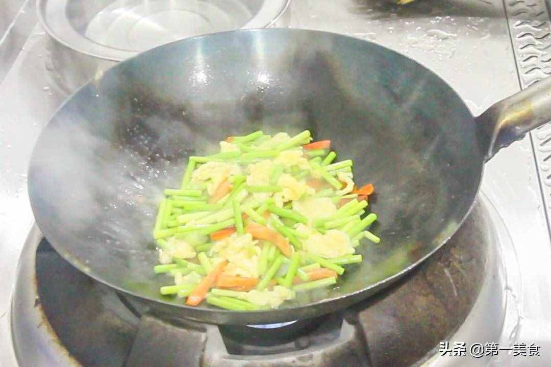 大廚教你飯店正確的蒜苔炒雞蛋，這個(gè)方法太簡(jiǎn)單了，先收藏了