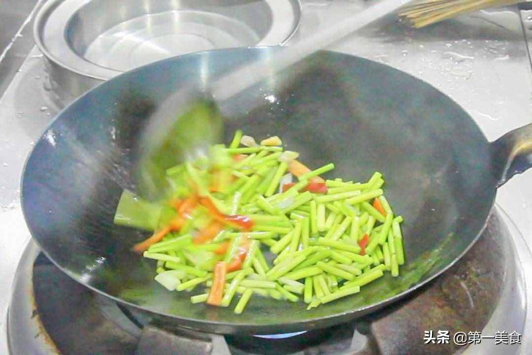 大廚教你飯店正確的蒜苔炒雞蛋，這個(gè)方法太簡(jiǎn)單了，先收藏了
