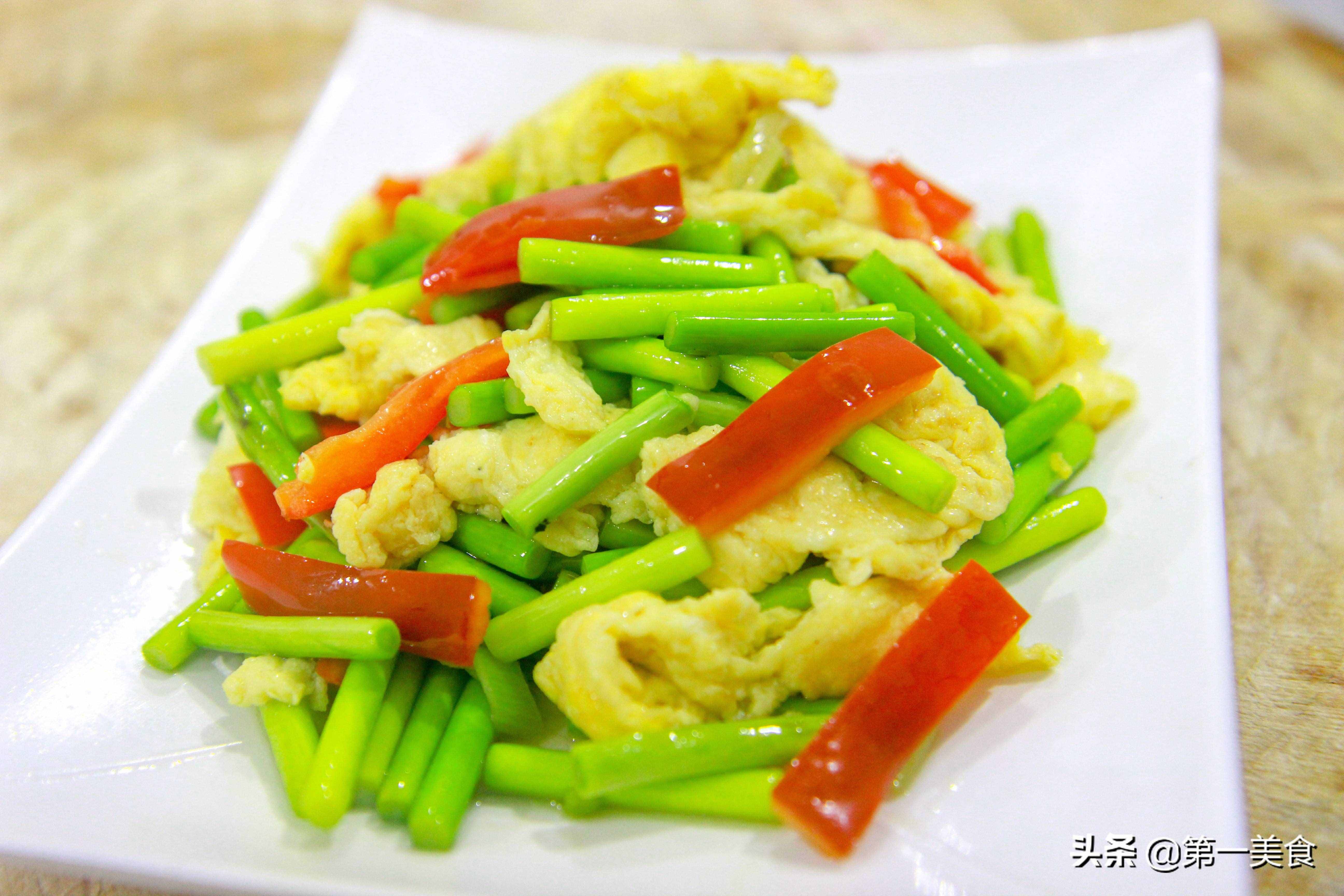 大廚教你飯店正確的蒜苔炒雞蛋，這個(gè)方法太簡(jiǎn)單了，先收藏了