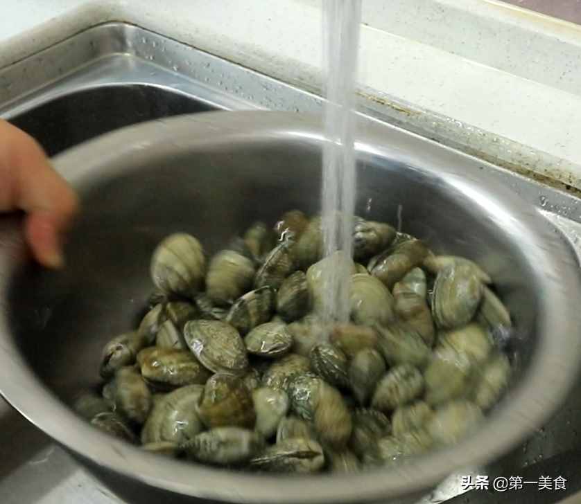 最便宜的海鮮，做一盤美味的爆炒花蛤！連鹽都省了