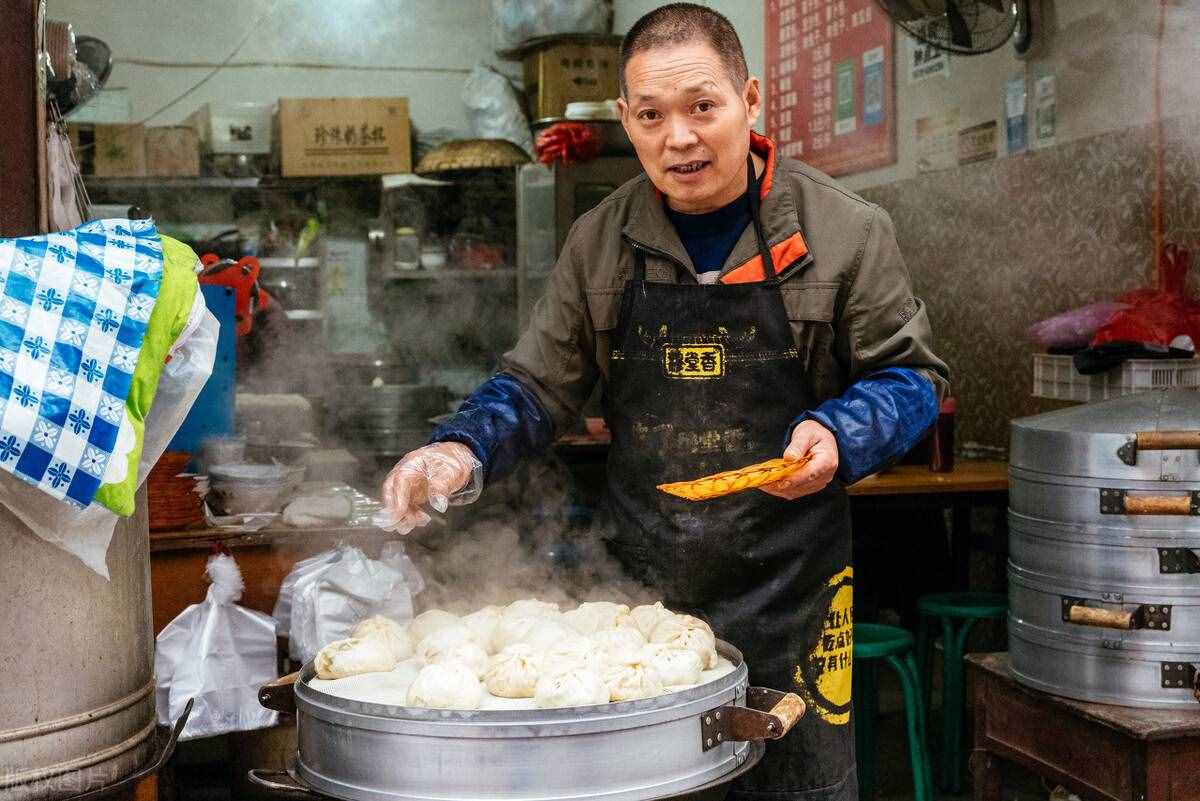 小區(qū)最牛包子鋪，一年收入94萬(wàn)，老板白手起家，全靠“免費(fèi)送”