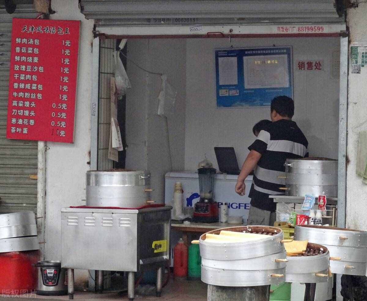 小區(qū)最牛包子鋪，一年收入94萬(wàn)，老板白手起家，全靠“免費(fèi)送”