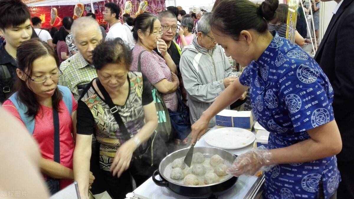 小區(qū)最牛包子鋪，一年收入94萬(wàn)，老板白手起家，全靠“免費(fèi)送”