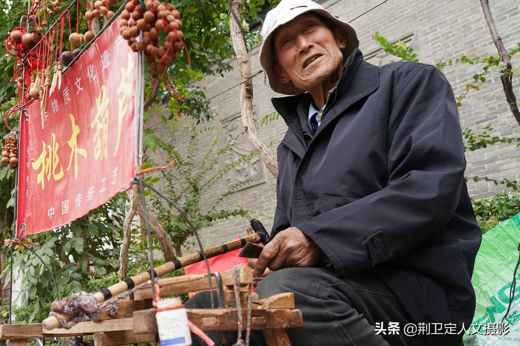78歲農(nóng)民大爺，12根木棍做出木工車床，用了60年成傳家寶