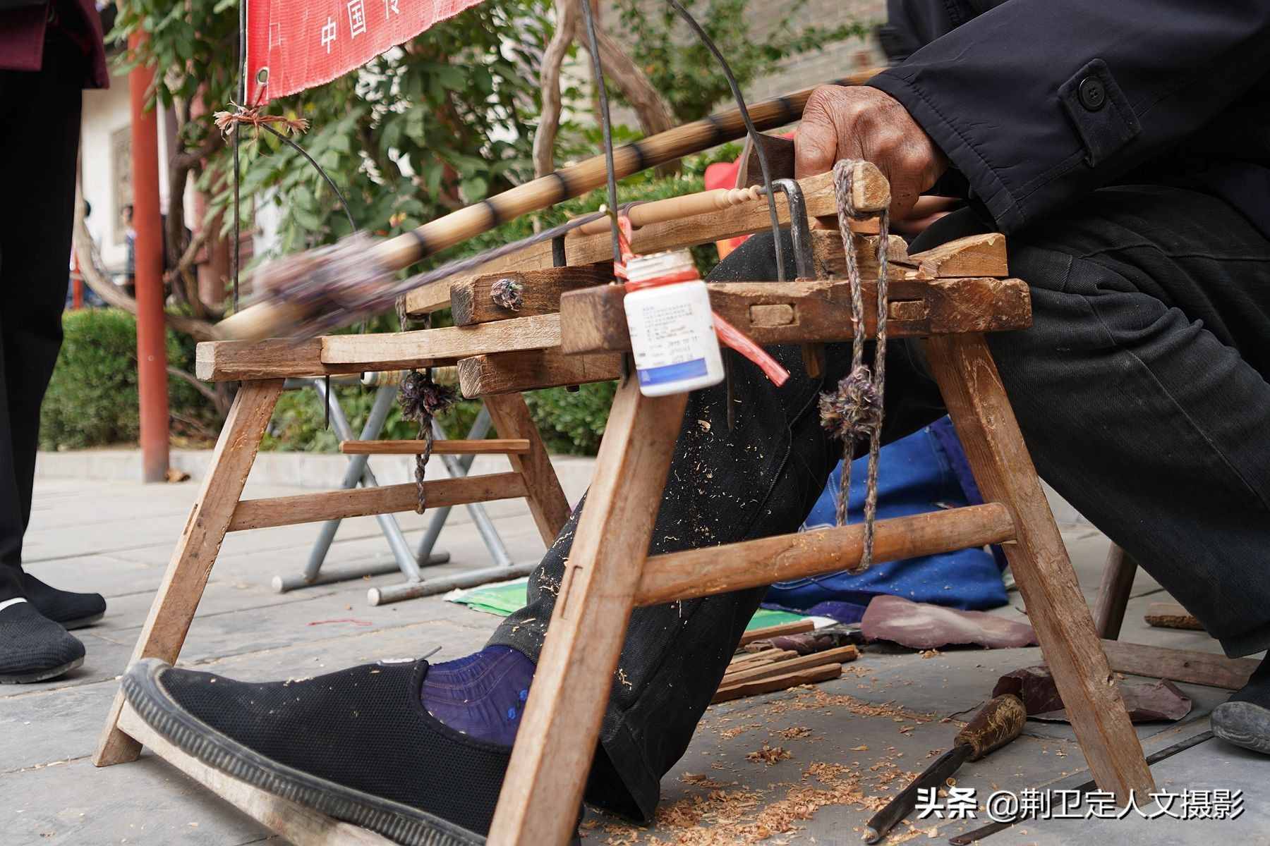 78歲農(nóng)民大爺，12根木棍做出木工車床，用了60年成傳家寶