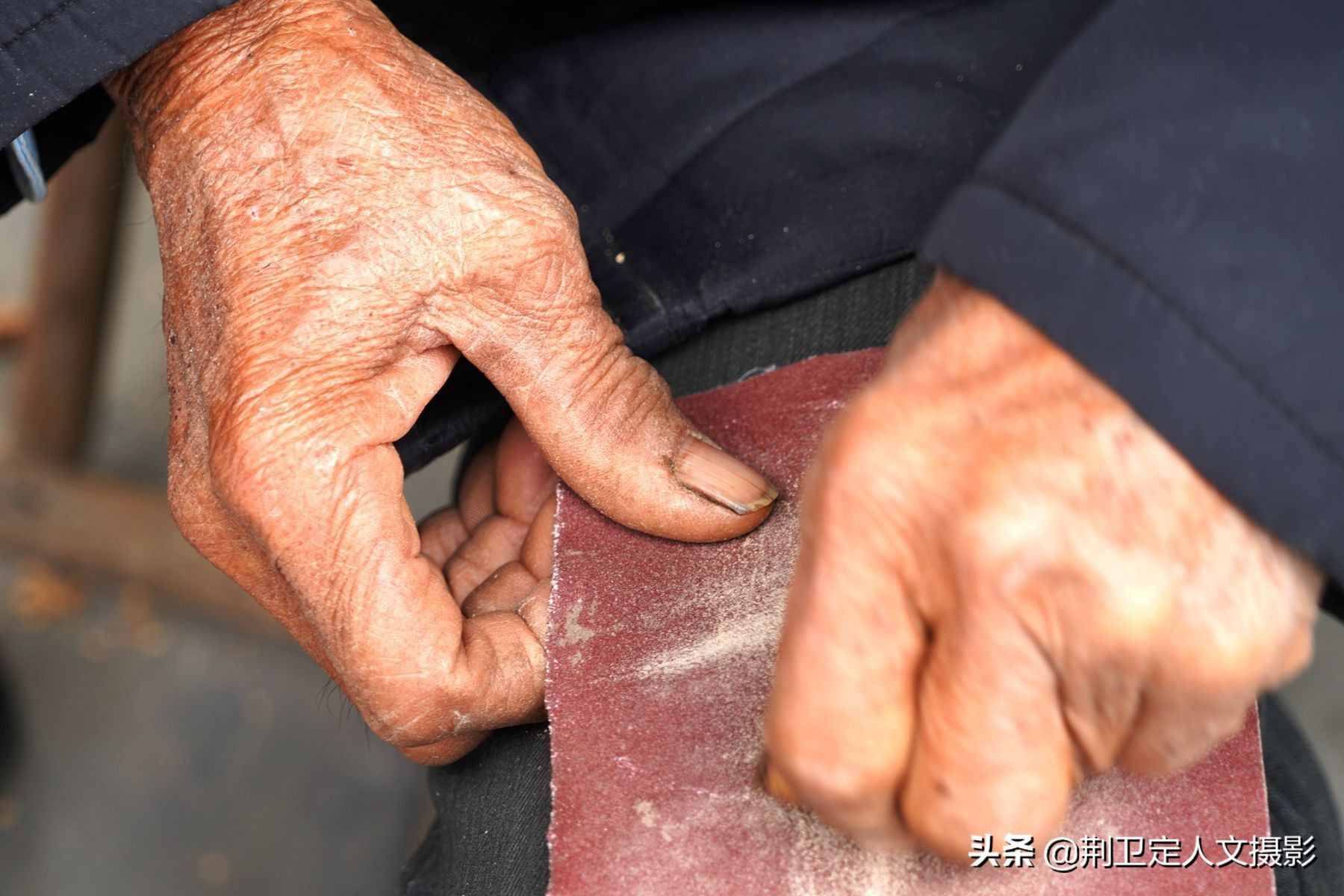 78歲農(nóng)民大爺，12根木棍做出木工車床，用了60年成傳家寶