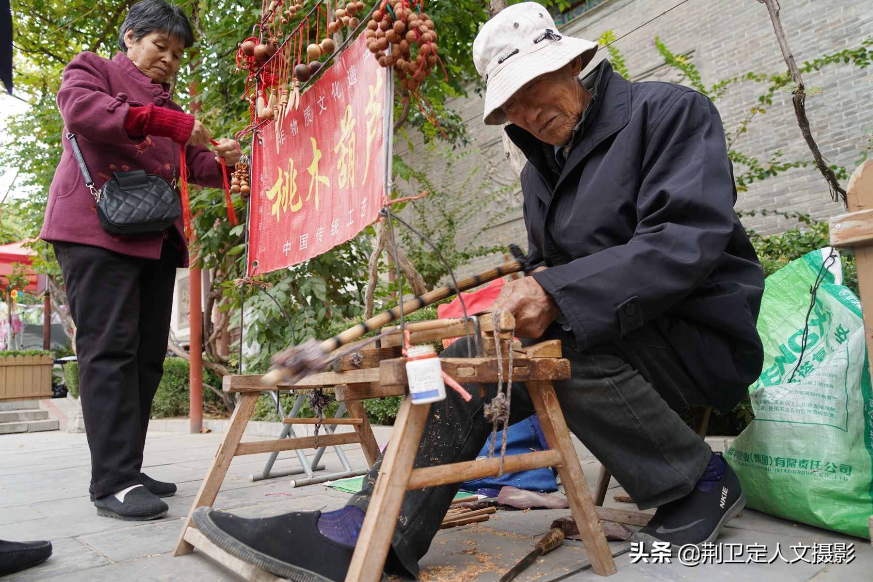 78歲農(nóng)民大爺，12根木棍做出木工車床，用了60年成傳家寶
