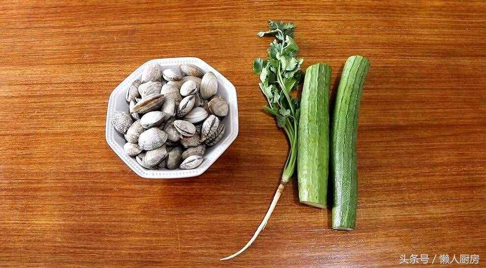 花蛤別只會(huì)炒著吃，教你用它做碗湯，味道鮮美，做法簡(jiǎn)單又方便