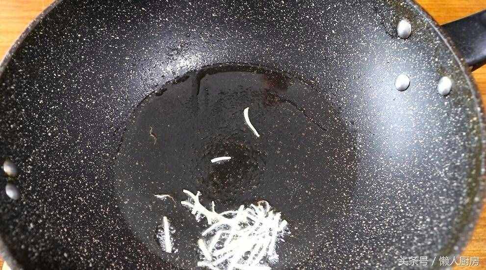 花蛤別只會(huì)炒著吃，教你用它做碗湯，味道鮮美，做法簡(jiǎn)單又方便