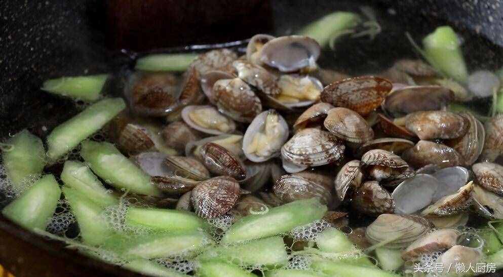花蛤別只會(huì)炒著吃，教你用它做碗湯，味道鮮美，做法簡(jiǎn)單又方便
