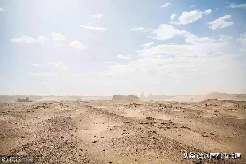 這對(duì)戀人躲在荒漠40年，妻子去世后他做了一個(gè)決定，感動(dòng)數(shù)人……