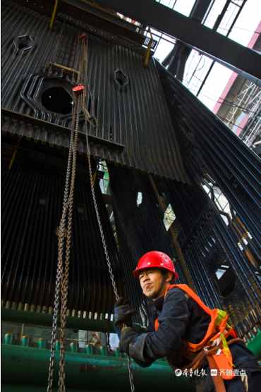 熱電公司設備大檢修，檢修工人一絲不茍