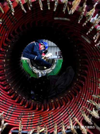 熱電公司設備大檢修，檢修工人一絲不茍