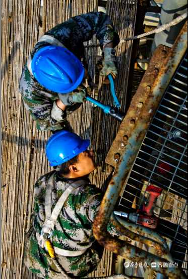 熱電公司設備大檢修，檢修工人一絲不茍