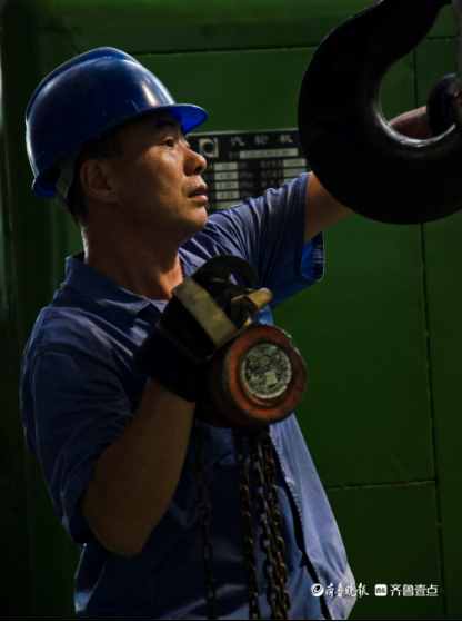 熱電公司設備大檢修，檢修工人一絲不茍