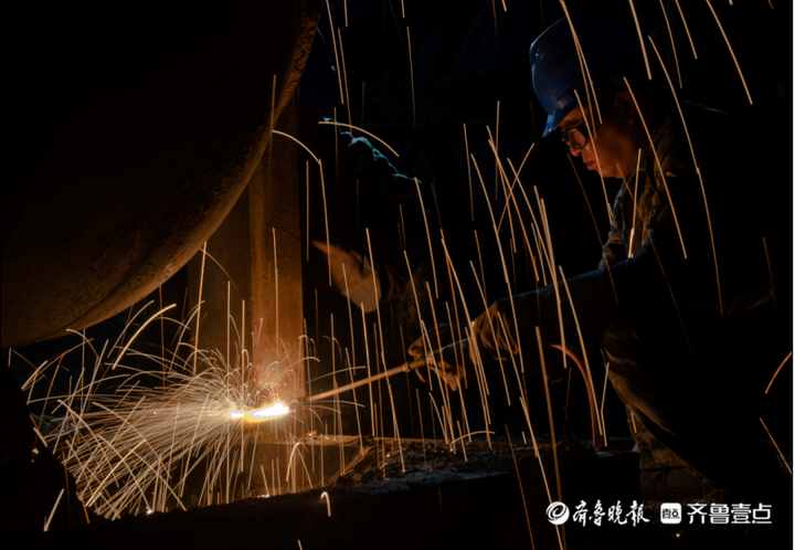 熱電公司設備大檢修，檢修工人一絲不茍