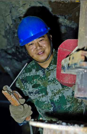 熱電公司設備大檢修，檢修工人一絲不茍