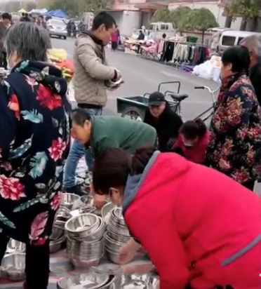 冬季擺地攤這三個產(chǎn)品賣的火爆，春節(jié)前能賺2-3萬