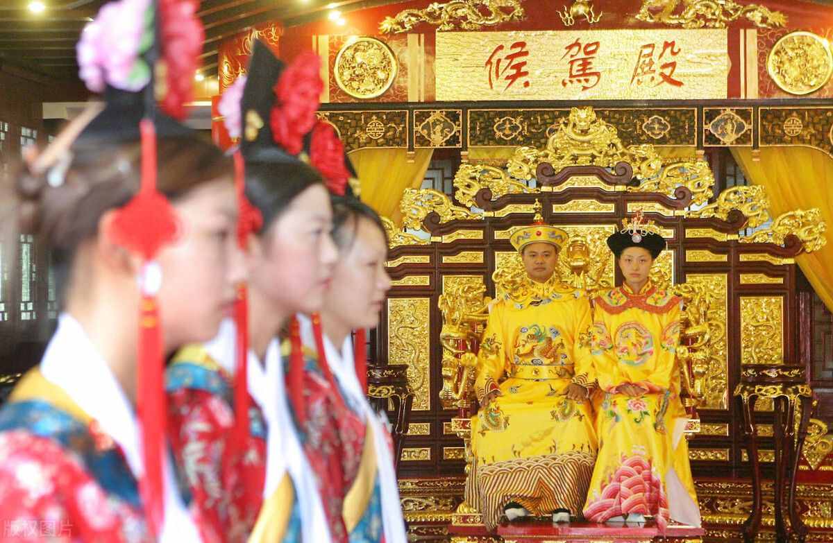她是雍正最寵愛(ài)的妃子，恃寵而驕，就愛(ài)“賜一丈紅”